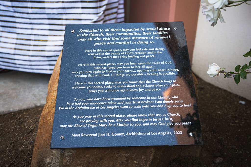 Una placa en St. Francis de Sales Church en Sherman Oaks dedica el jardín de sanación a las víctimas-sobrevivientes de abuso. (Arquidiócesis de Los Ángeles)