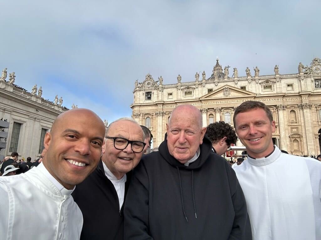 De izquierda a derecha: Padre Claude Williams, Padre James Nieblas, Mons. John Moretta y Padre Michael Masteller posan en Roma tras la muerte del Papa Francisco. (Padre Claude Williams)