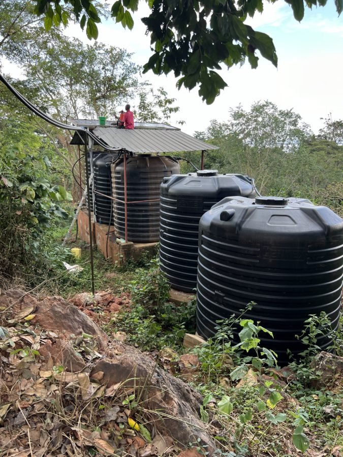Tras completar cuatro proyectos de pozos de agua, el padre John Kyebasuuta ayudó a construir un quinto pozo durante su última visita. (Padre John Kyebasuuta)