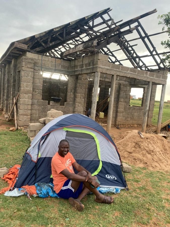 Mientras ayudaba a reconstruir una iglesia en Uganda, el padre John Kyebasuuta dormía en una pequeña tienda al aire libre. (Padre John Kyebasuuta)