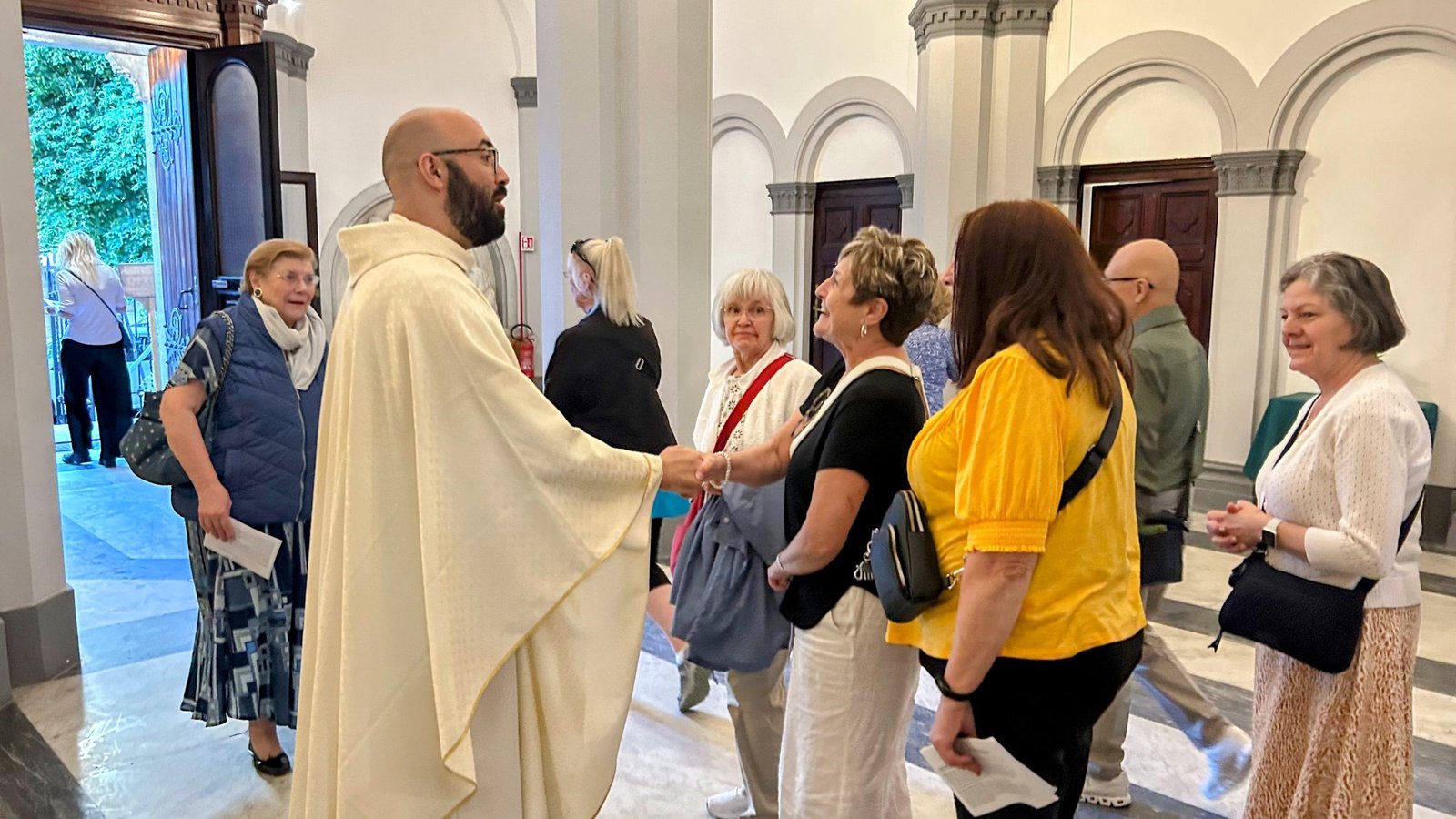 El padre Matt Berrios, rector de San Patricio, saluda a los visitantes después de una misa de vigilia del sábado 10 de mayo de 2025. (Pablo Kay)