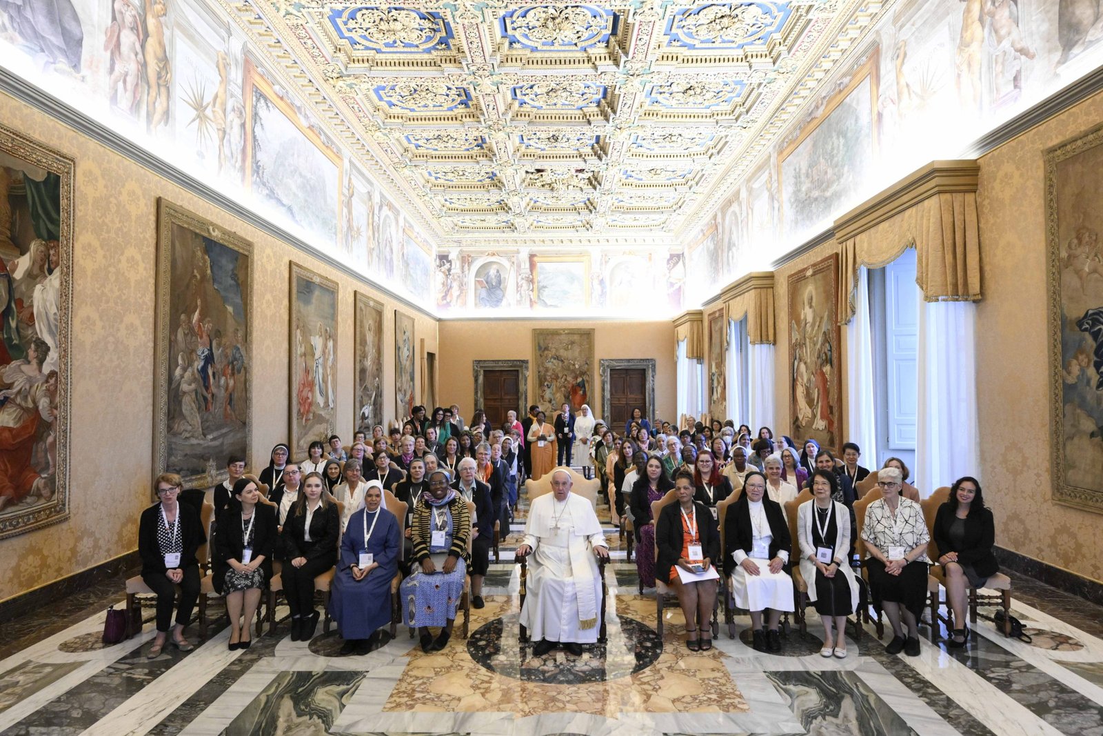 El Papa Francisco posa con mujeres participantes y colaboradoras del Sínodo de los Obispos en el Palacio Apostólico, el 19 de octubre de 2024. (CNS/Vatican Media)