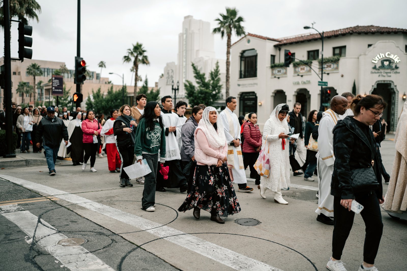 Miles de personas acudieron a la procesión eucarística de Pasadena el 17 de mayo, que comenzó en la iglesia de San Felipe Apóstol, se detuvo en el Ayuntamiento y concluyó en la iglesia de San Andrés. (Peter Lobato)