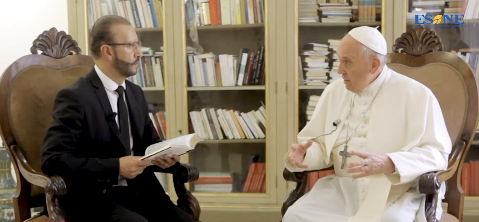 Noel Díaz entrevista al Papa Francisco en 2021 en su residencia de Casa Santa Marta, en Roma. (YouTube/Vatican News)