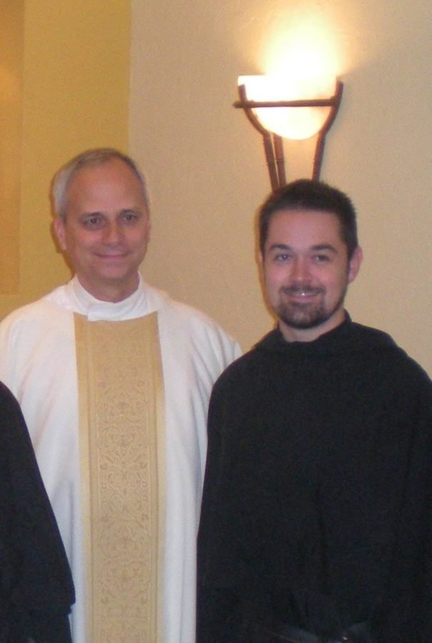 El Padre Mark Menegatti, OSA, a la derecha, fotografiado con el Padre Robert Prevost en el Capítulo Provincial de California de la Orden de San Agustín en Villanova Preparatory School en Ojai en 2011. (Padre Mark Menegatti)