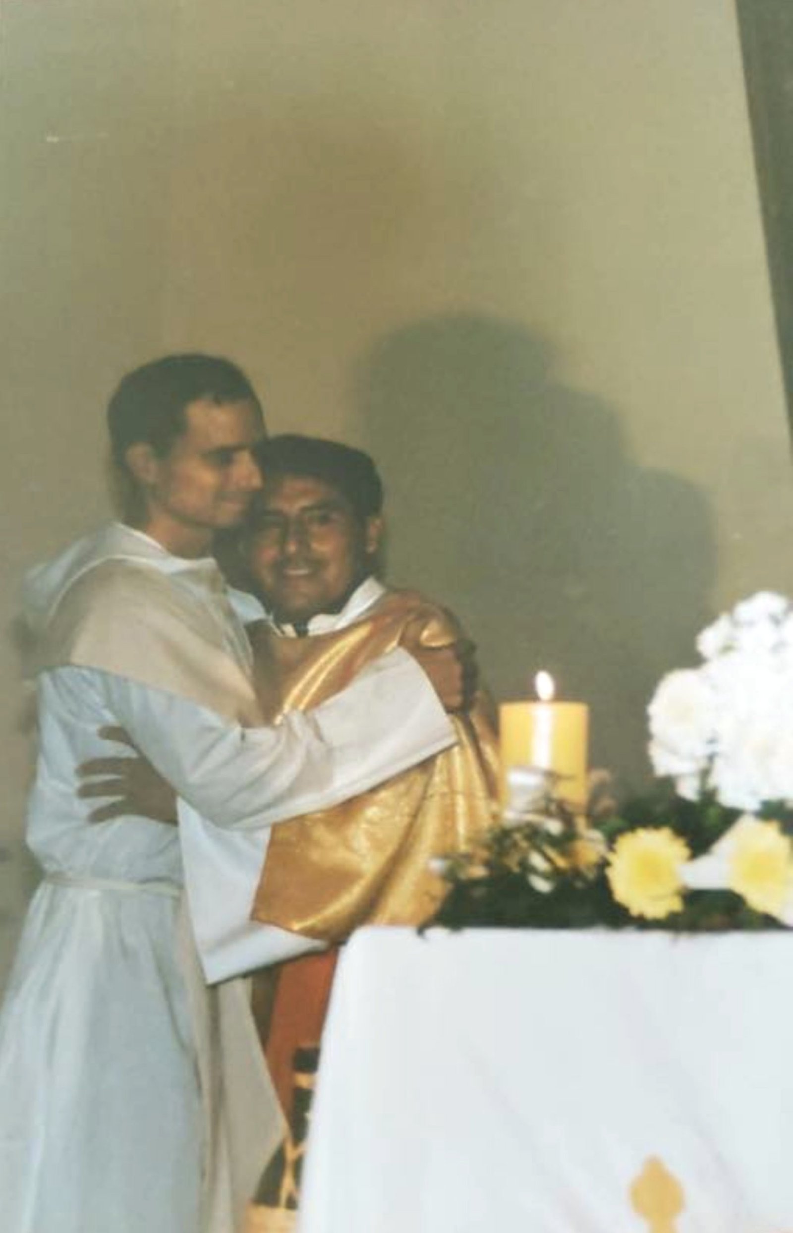 El entonces padre Robert Prevost abraza al padre Paredes durante su Misa de ordenación en Perú en 1992. (Cortesía del padre Walter Paredes)