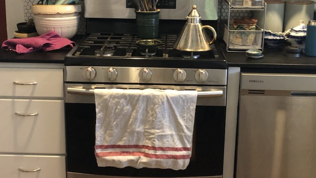 En la cocina de Heather King cuelga una toalla tejida a mano hace más de 70 años con cáñamo húngaro, que ganó en un sorteo del pódcast. (Heather King)