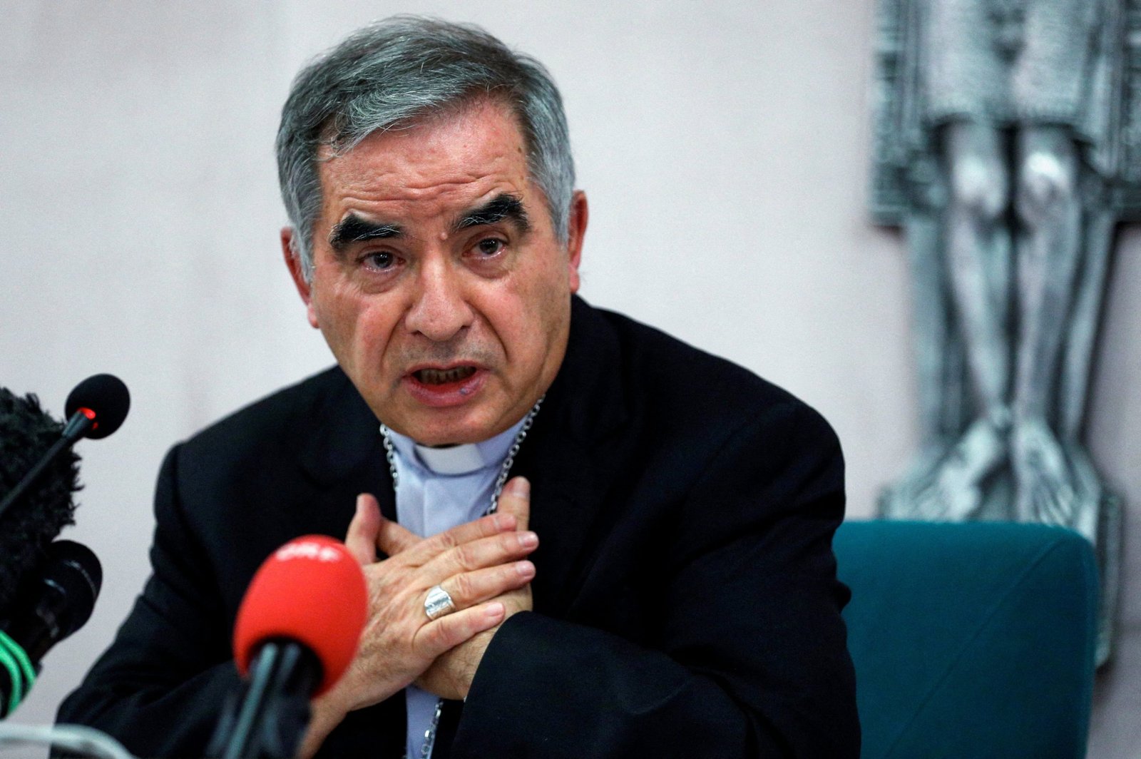 El cardenal Angelo Becciu habla con los periodistas durante una rueda de prensa en Roma en esta foto de archivo del 25 de septiembre de 2020. (CNS/Guglielmo Mangiapane, Reuters)