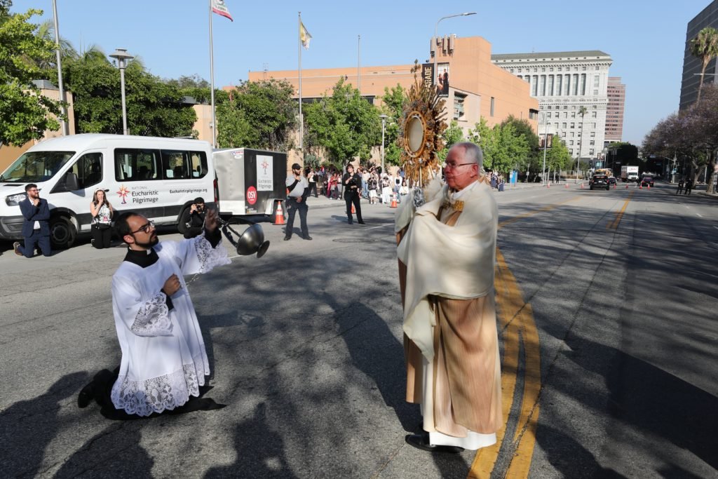 El Arzobispo de Los Ángeles, Mons. José H. Gómez, bendice la ciudad con una custodia tras una Misa por la festividad del Corpus Christi en la Catedral de Nuestra Señora de los Ángeles de Los Ángeles el 22 de junio de 2025, durante la Peregrinación Eucarística Nacional. (Foto OSV News/Bob Roller)