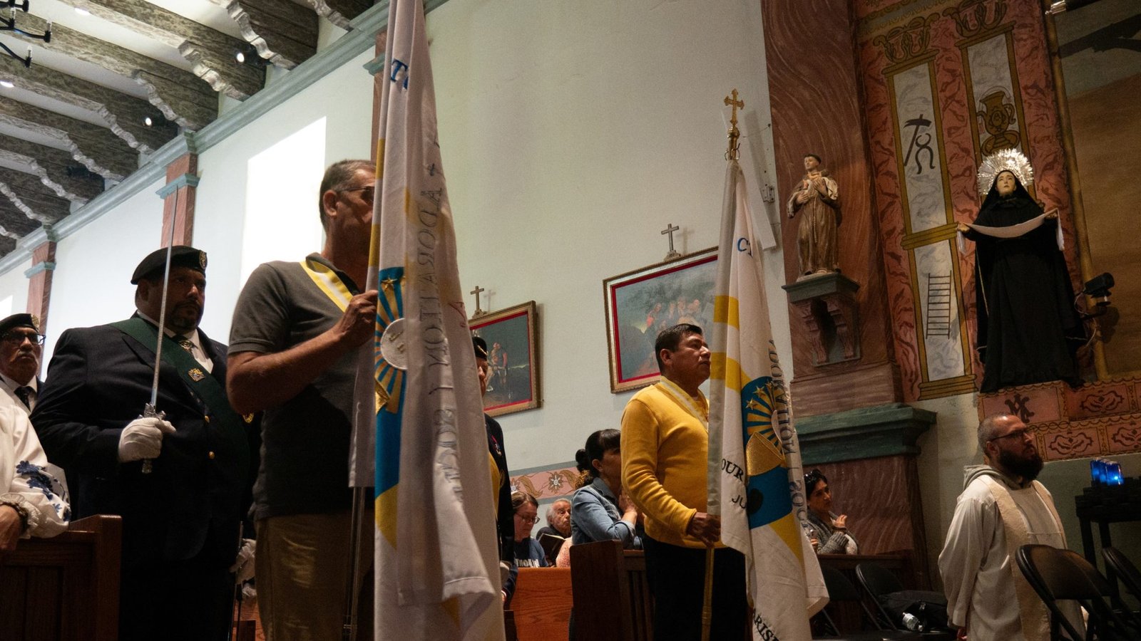 Representantes de parroquias locales, Caballeros de Colón y peregrinos rezaron durante la adoración eucarística después de la Misa del 20 de junio en la Basílica de la Misión de San Buenaventura. (Katie Trejo)