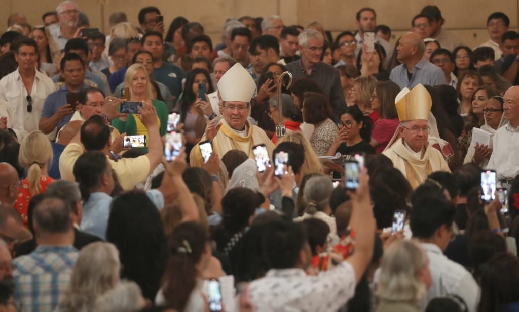 El cardenal Christophe Pierre, nuncio papal en Estados Unidos, y el arzobispo de Los Ángeles, José H. Gómez, llegan para concelebrar una misa por la festividad del Corpus Christi en la Catedral de Nuestra Señora de los Ángeles de Los Ángeles el 22 de junio de 2025, durante la Peregrinación Eucarística Nacional. (Foto OSV News/Bob Roller)