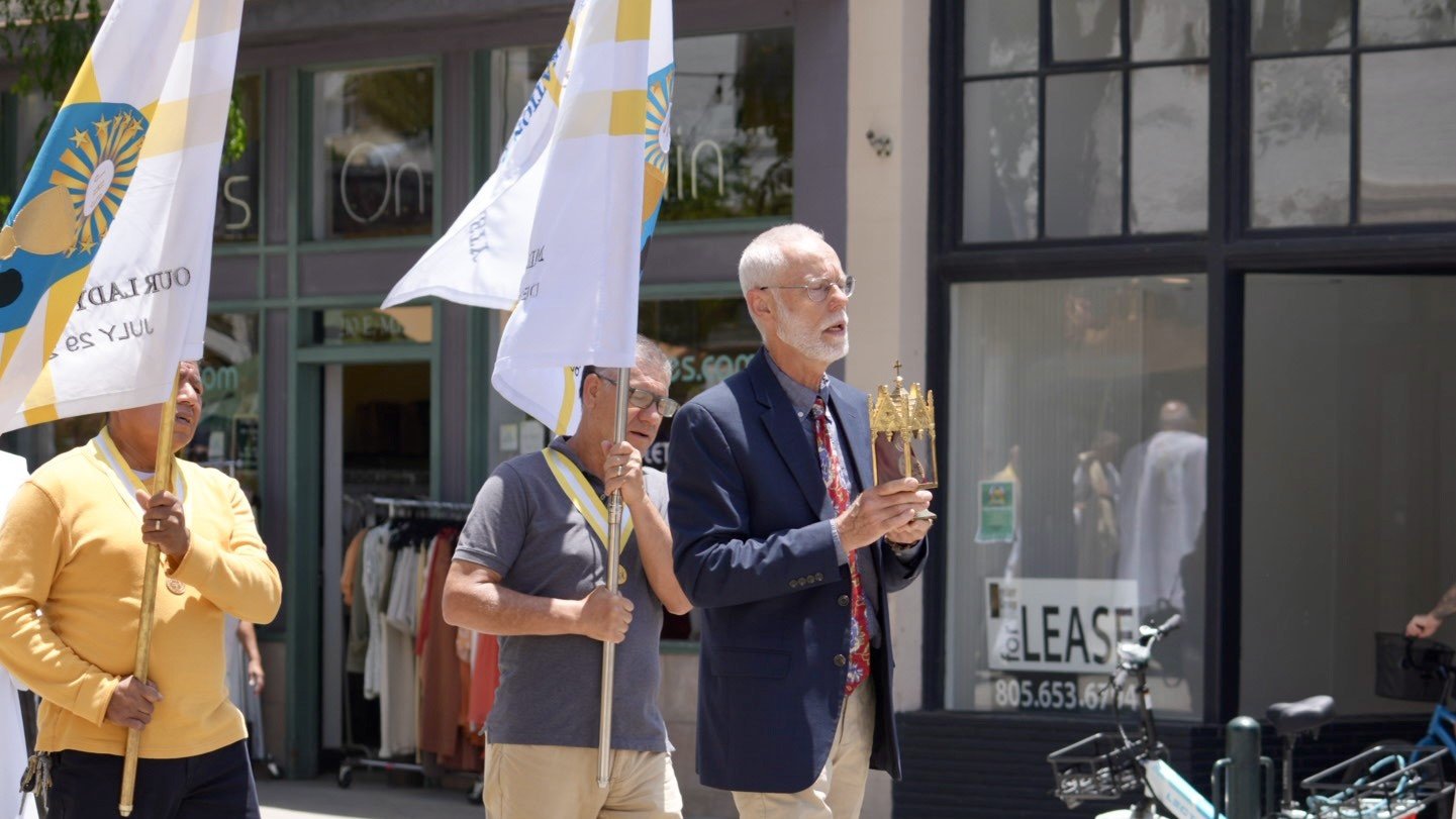 Greg Wood, coordinador del grupo de peregrinación Camino de California, lleva una reliquia de San Junípero Serra durante una breve procesión eucarística en la Basílica de la Misión de San Buenaventura el viernes 20 de junio. (Katie Trejo)