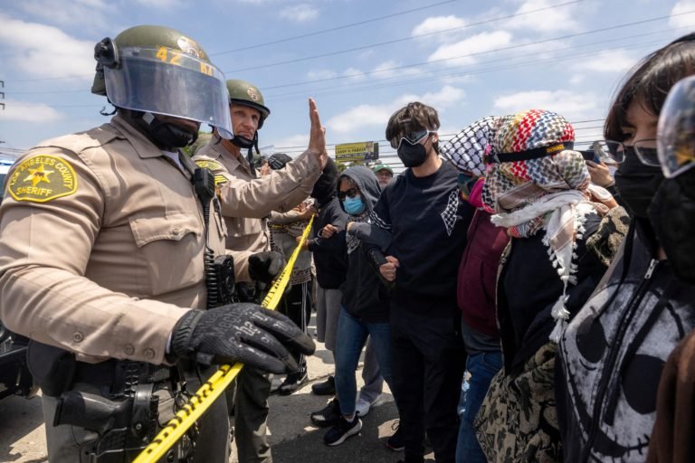 Agentes del Sheriff del Condado de Los Ángeles mantienen un cordón de seguridad tras múltiples detenciones de ICE en Compton, California, el 7 de junio de 2025. (OSV News/Barbara Davidson, Reuters)