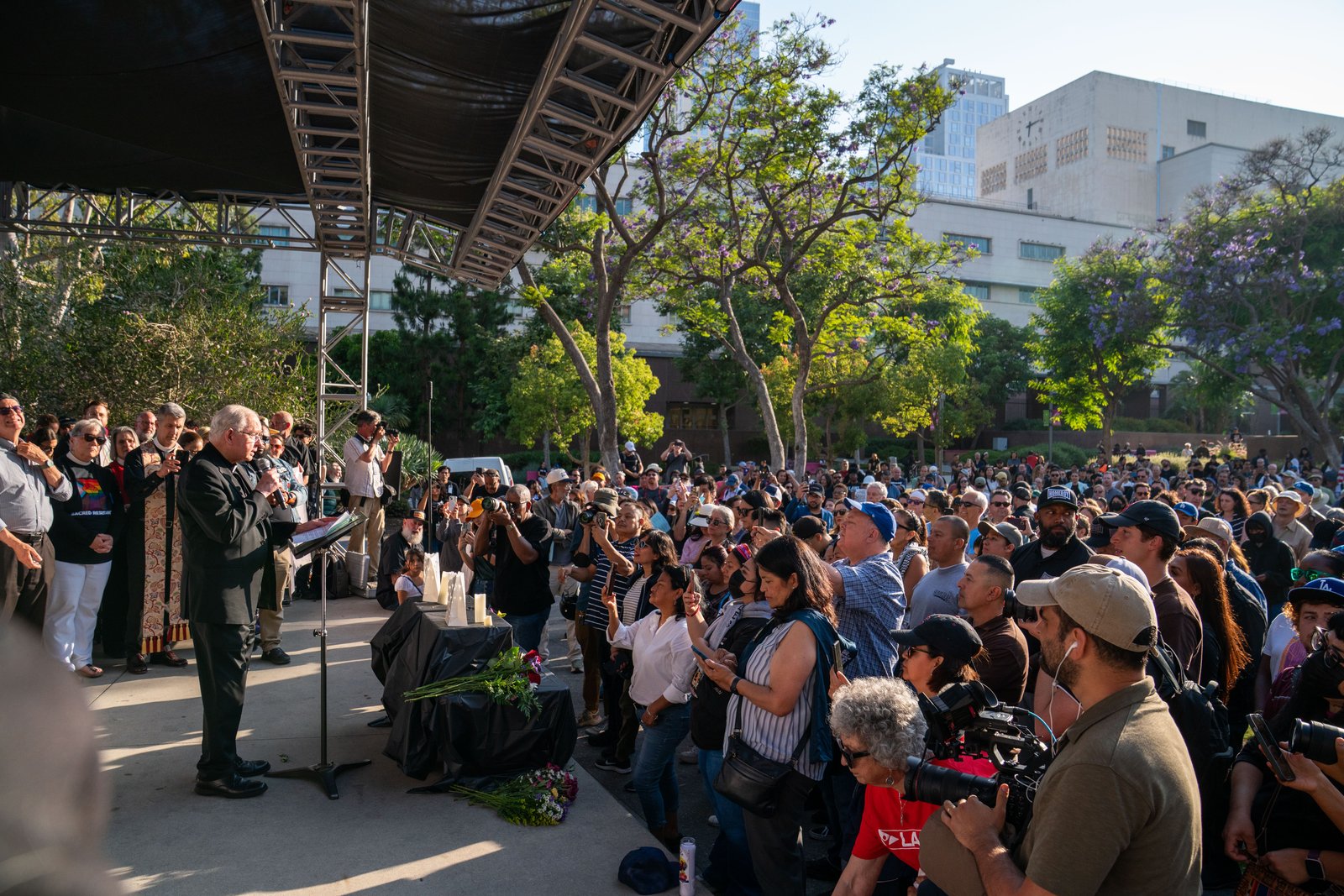 El arzobispo José H. Gómez dirige unas palabras a la multitud durante una vigilia de oración interreligiosa celebrada el 10 de junio en Grand Park. (John Rueda)