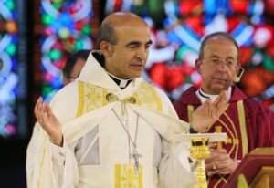 El obispo A. Elias Zaidan, de la Eparquía Maronita de Nuestra Señora del Líbano de Los Ángeles, aparece con el arzobispo de Baltimore, William E. Lori, en una foto de archivo de 2017. El obispo Zaidan, presidente del Comité de Justicia y Paz Internacional de la Conferencia de Obispos Católicos de Estados Unidos, insta a la oración ferviente y a una sólida diplomacia internacional para una paz duradera entre Israel e Irán en medio de los ataques entre ellos. (Foto OSV News/Bob Roller)