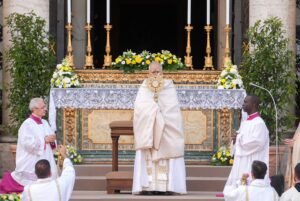 El Papa León XVI proclama la bendición tras la procesión del Corpus Christi en la Basílica de Santa María la Mayor de Roma, el 22 de junio de 2025. (CNS/Lola Gomez)