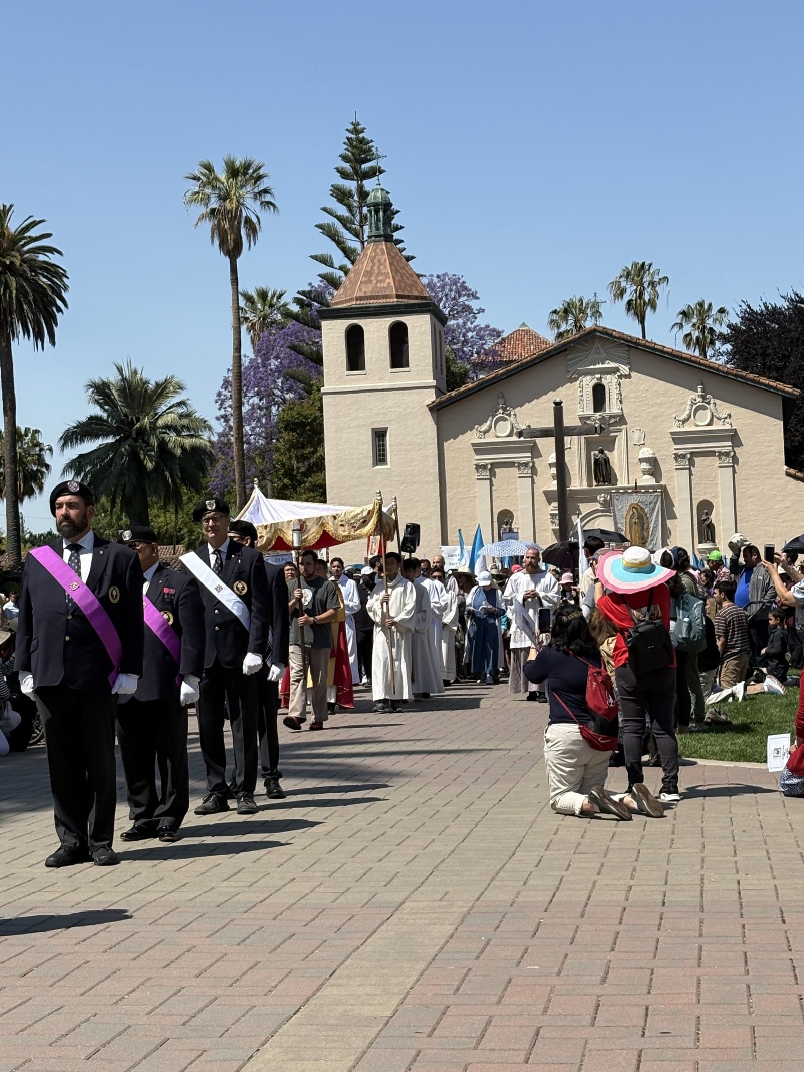 Un grupo del Camino de California sale de la Misión Santa Clara de Asís en el tercer día de la peregrinación. (Greg Wood)