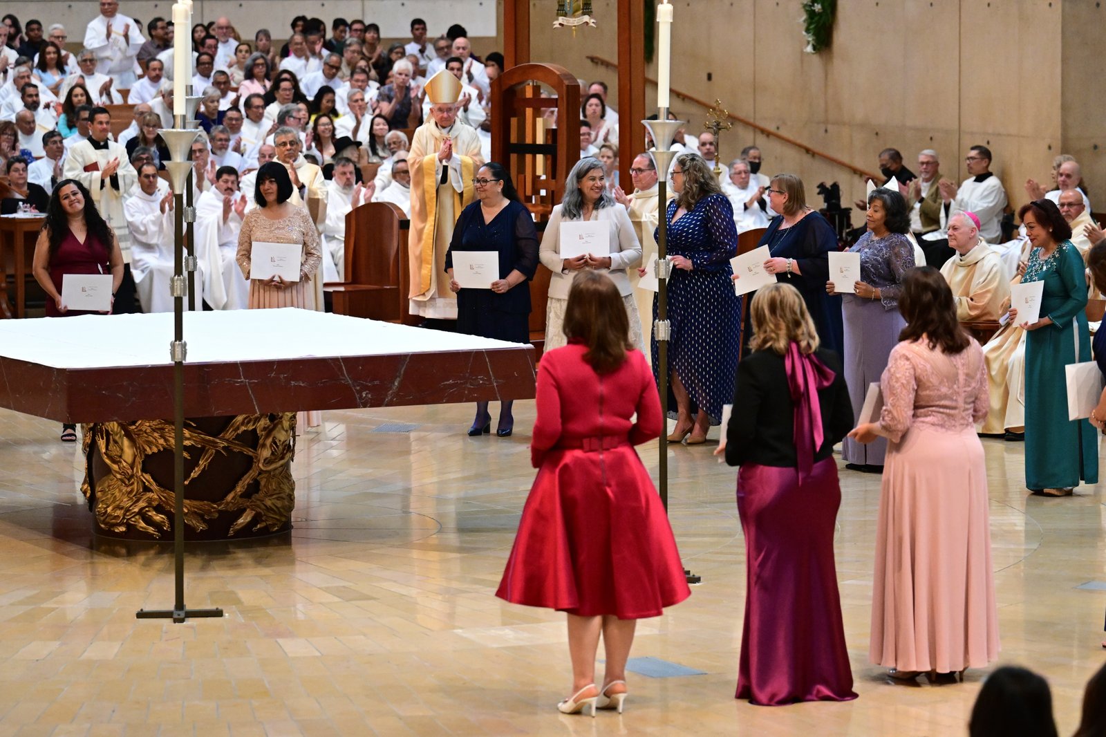 Las esposas de los nuevos diáconos permanentes reciben un reconocimiento por su formación y acompañamiento junto a sus esposos. (John McCoy)