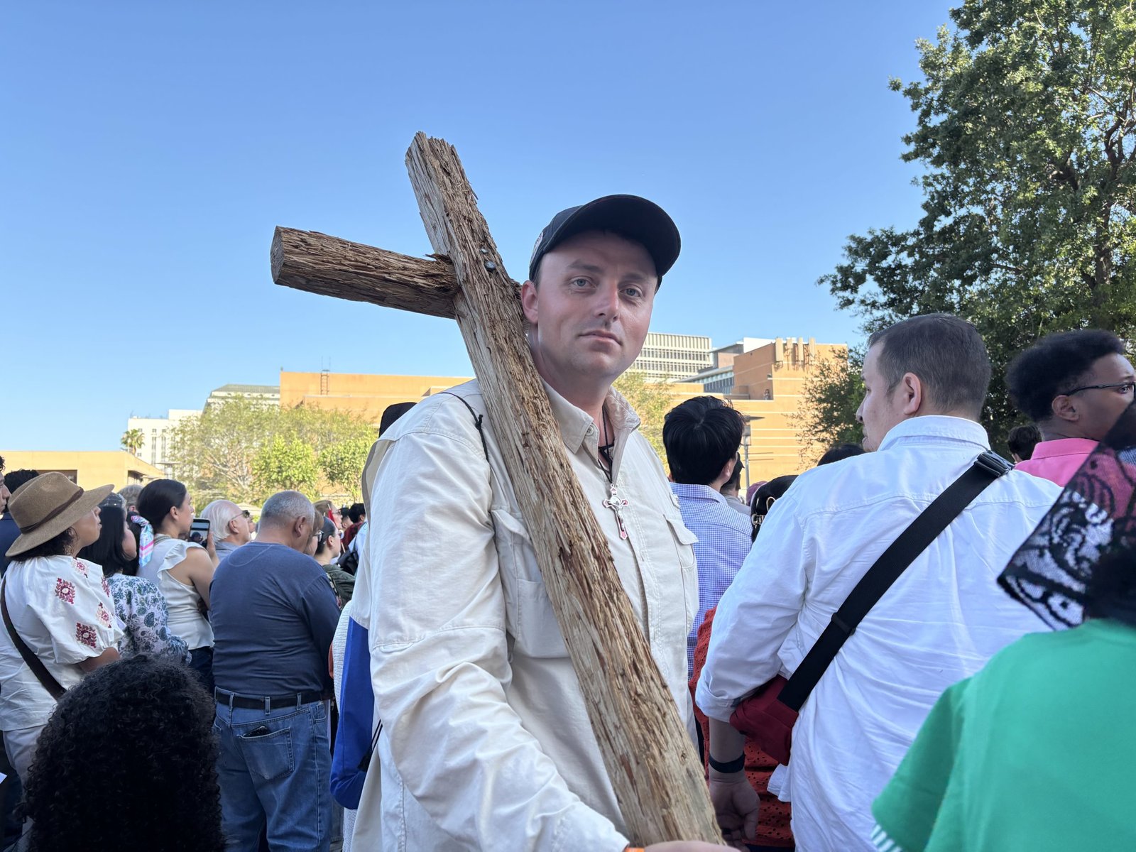 John David Rutledge muestra con orgullo una cruz enterrada entre maleza que encontró durante el Camino de California, que se unió a la Peregrinación Eucarística Nacional. (Natalie Romano)