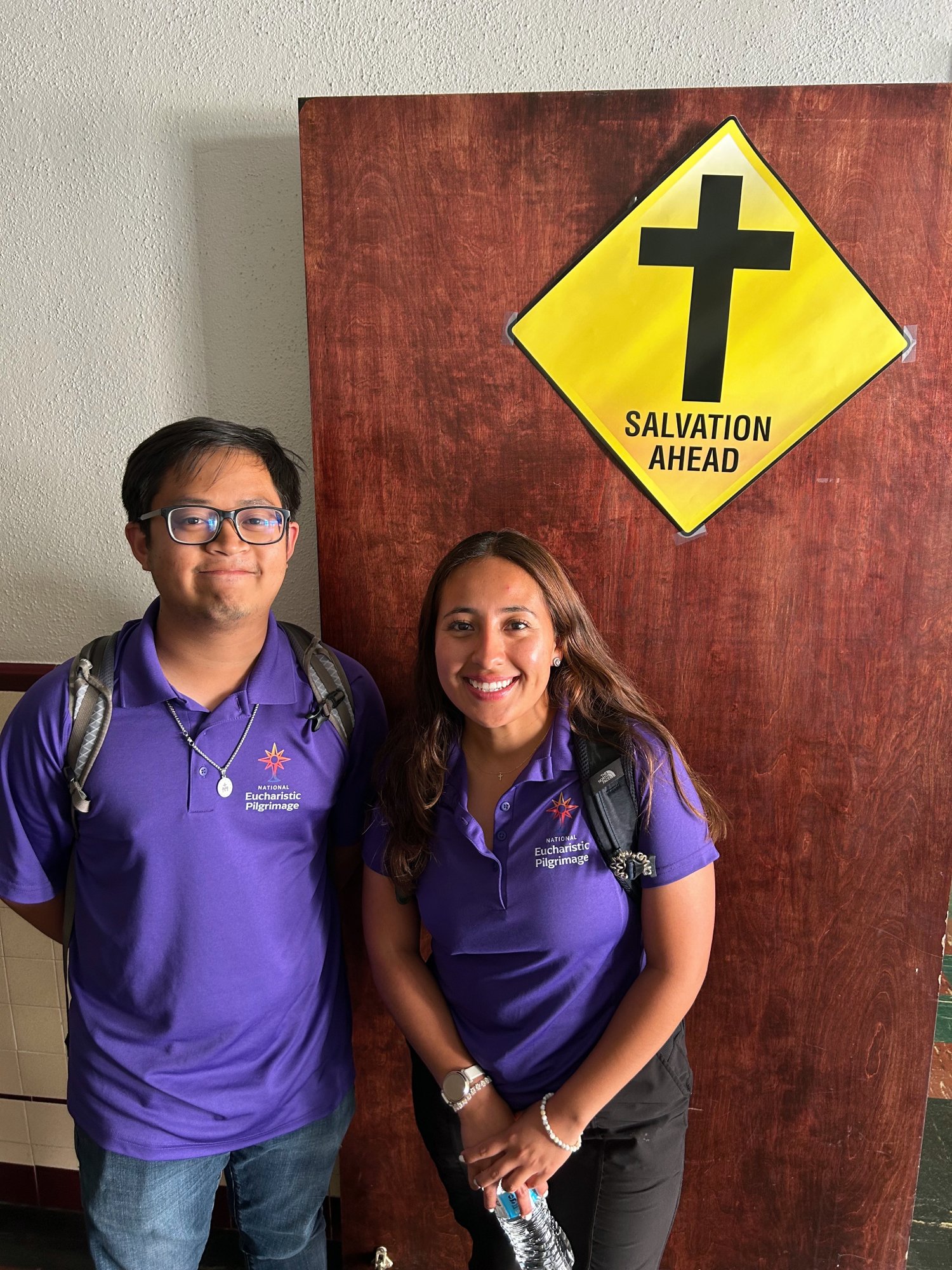 Leslie Reyes-Hernandez y Arthur “Ace” Acuña posan antes de la Misa, una procesión eucarística y adoración en la Iglesia del Sagrado Corazón en Altadena el 20 de junio. (Mike Cisneros)