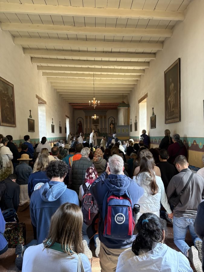 Peregrinos del Camino de California celebran la adoración eucarística el 6 de junio de 2025 en el interior de la Misión de San Francisco Solano, que no había acogido culto público desde que pasó a formar parte del Sistema de Parques de California en 1906. (Greg Wood)