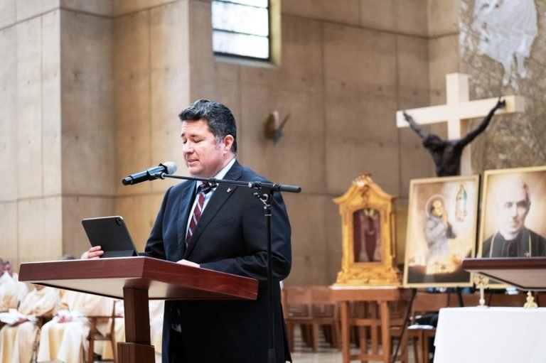 Isaac Cuevas, director de Inmigración y Asuntos Públicos de la arquidiócesis, durante la Misa anual por todos los inmigrantes el 29 de septiembre de 2024. (Víctor Alemán)