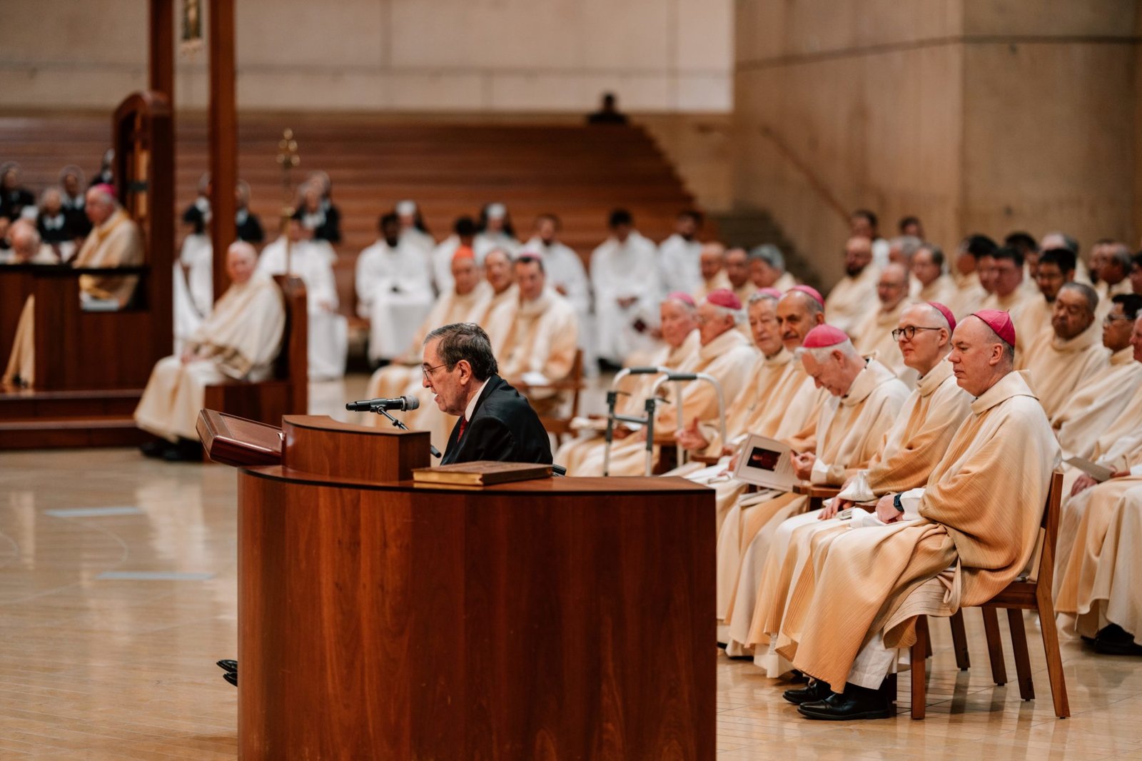 Once obispos y casi 100 sacerdotes estuvieron entre los más de 500 asistentes a la Misa fúnebre del obispo Sartoris. (Peter Lobato)