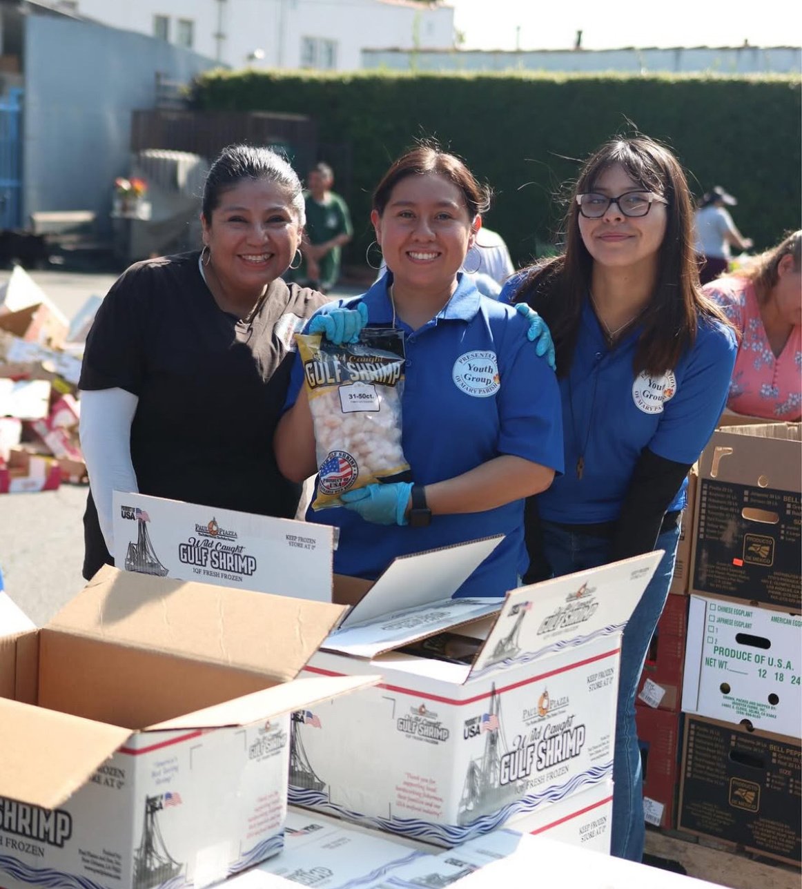 Fátima, al centro, coordinadora del grupo juvenil en Presentación de María, junto a otros voluntarios del banco de alimentos. (David Ochoa)
