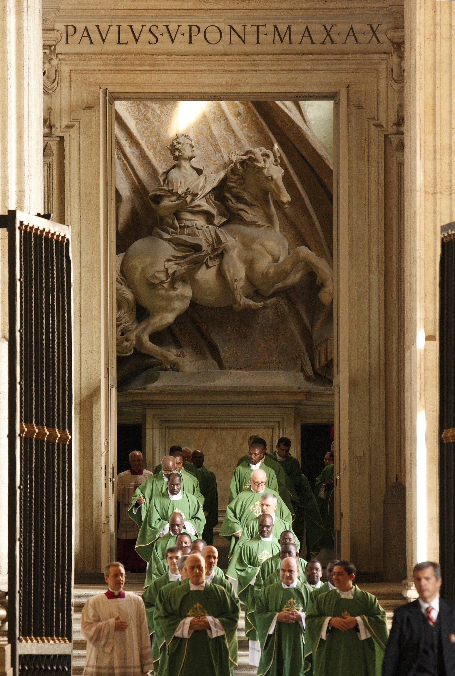 Una estatua de Gian Lorenzo Bernini representa al emperador Constantino en el pórtico de la Basílica de San Pedro durante una procesión en la clausura del Sínodo de los Obispos para África, el 25 de octubre de 2009. (CNS/Paul Haring)
