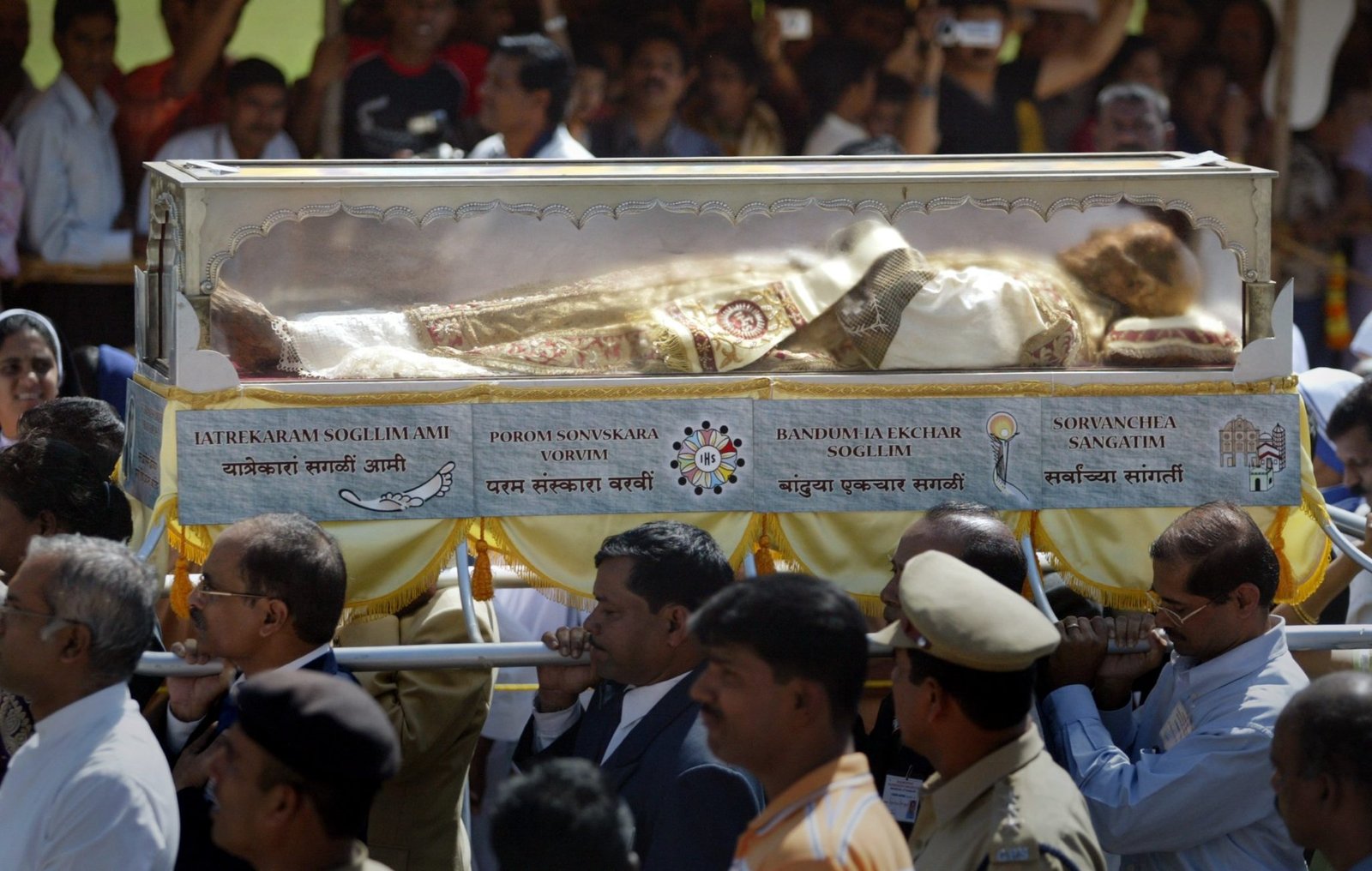 Sacerdotes y fieles indios trasladan los restos de San Francisco Javier desde la Basílica del Buen Jesús hasta la Catedral del Se en Goa, el 21 de noviembre de 2004. La exposición de sus restos se realiza cada 10 años. (OSV News/Arko Datta, Reuters)