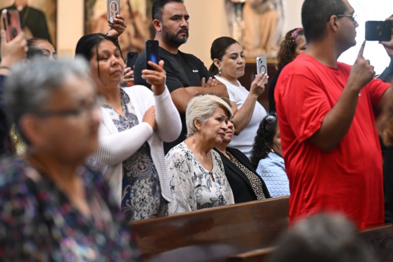 Feligreses de la iglesia St. Patrick, en el sur de Los Ángeles, durante la conferencia de prensa del 23 de julio de 2025 para anunciar el Programa de Asistencia Familiar. (John McCoy)