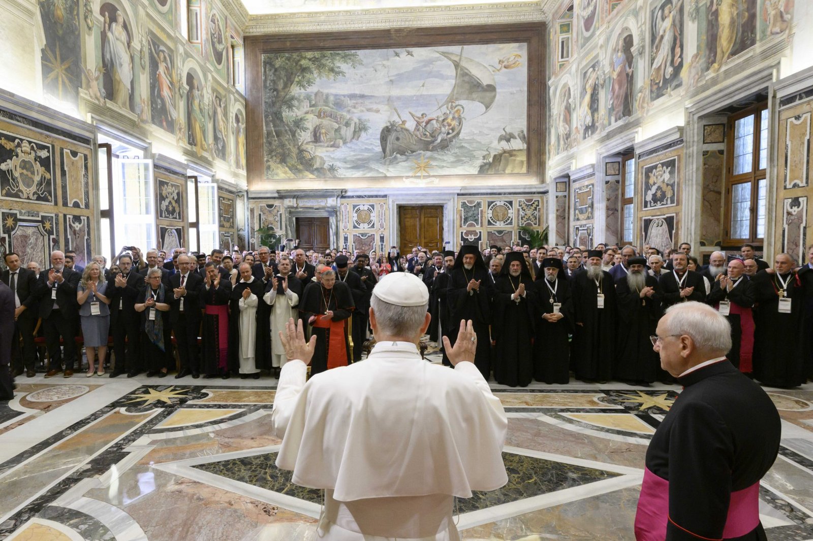 El papa León XIV saluda a los participantes de una conferencia sobre las implicaciones ecuménicas del 1,700º aniversario del Concilio de Nicea, el 7 de junio en la Sala Clementina del Palacio Apostólico. (CNS/Vatican Media)