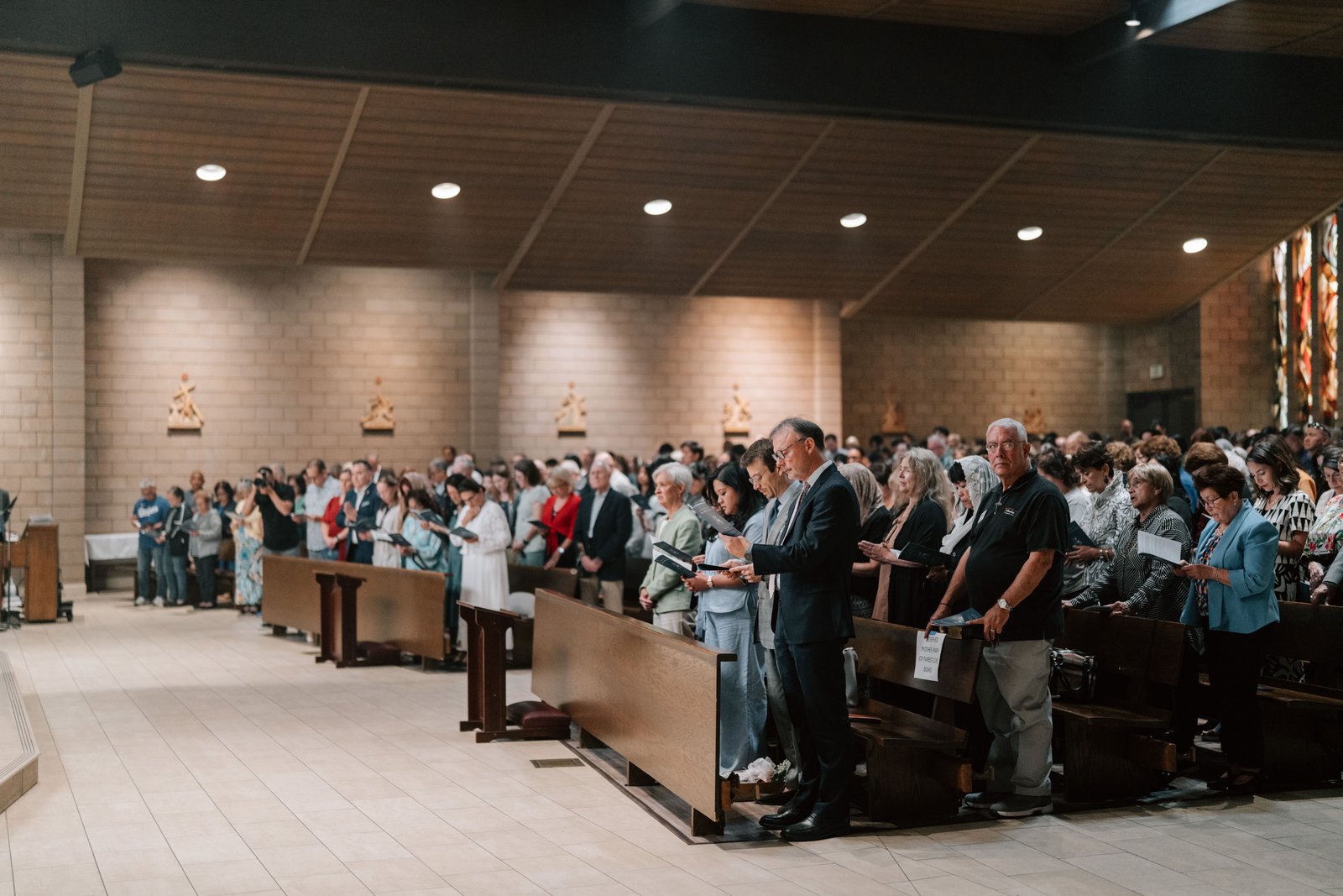 Más de 700 personas llenaron la iglesia St. Louise de Marillac en Covina durante la Misa de bienvenida por el debut de la estatua en Estados Unidos. (Peter Lobato)