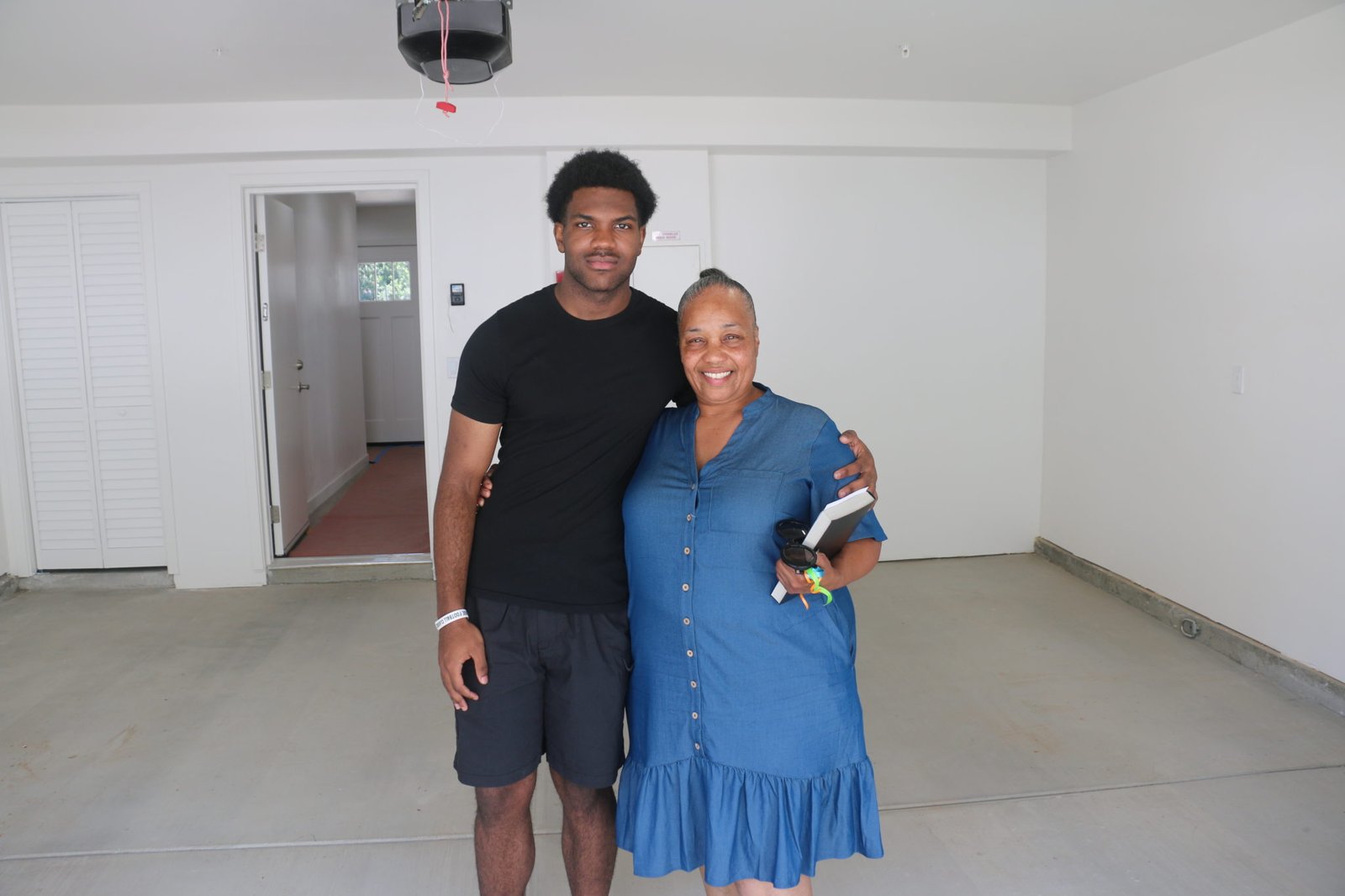 Jan Caffey posa con su hijo, Lawrence, el 12 de julio, tras ser una de las familias seleccionadas para recibir una de las ocho nuevas casas construidas por Habitat for Humanity. (Giacomo Ammazzalorso)