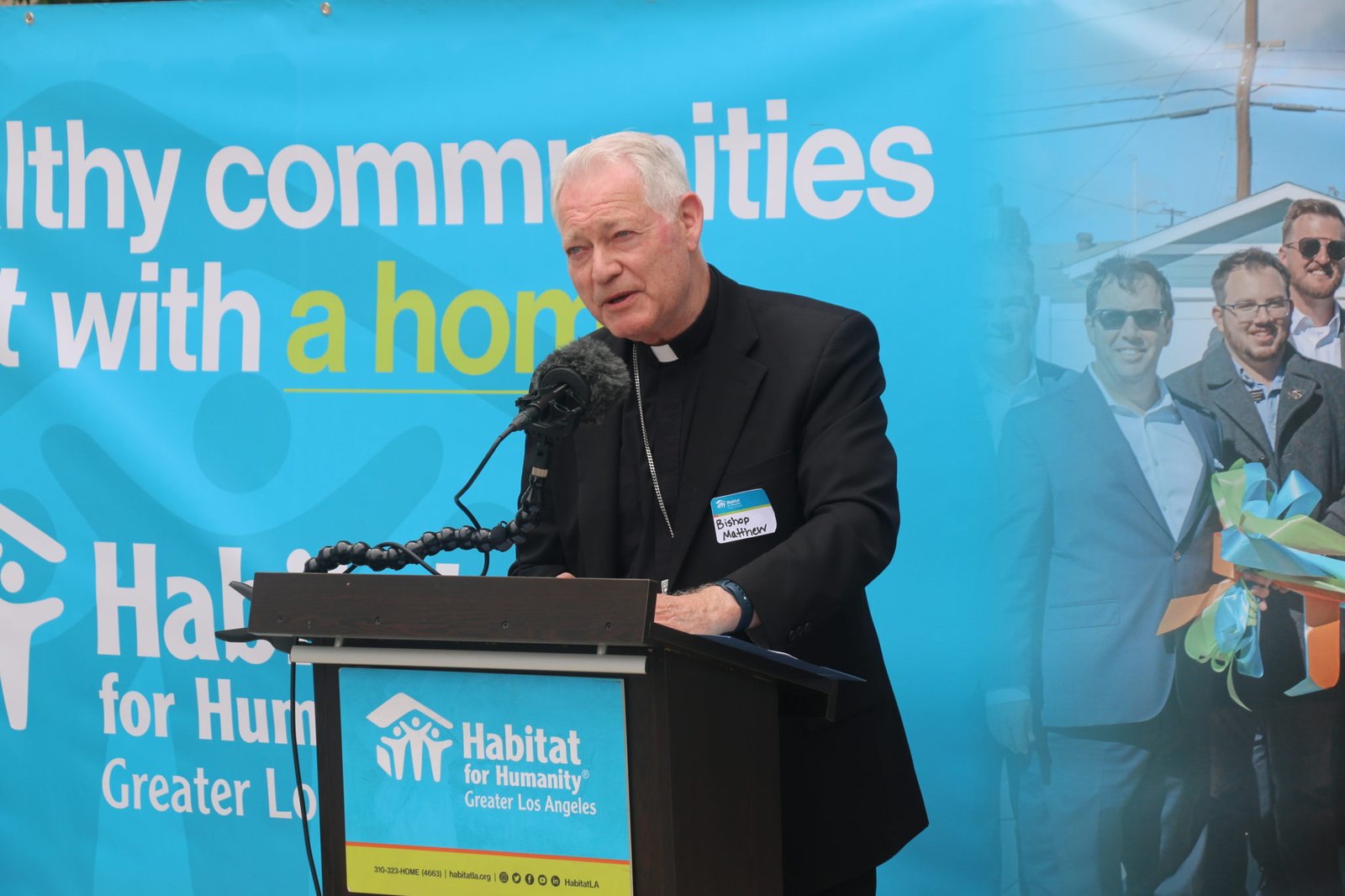 El obispo auxiliar de Los Ángeles, Matthew Elshoff, se dirige a los asistentes el 12 de julio antes de bendecir ocho nuevas casas construidas por Habitat for Humanity. (Giacomo Ammazzalorso)