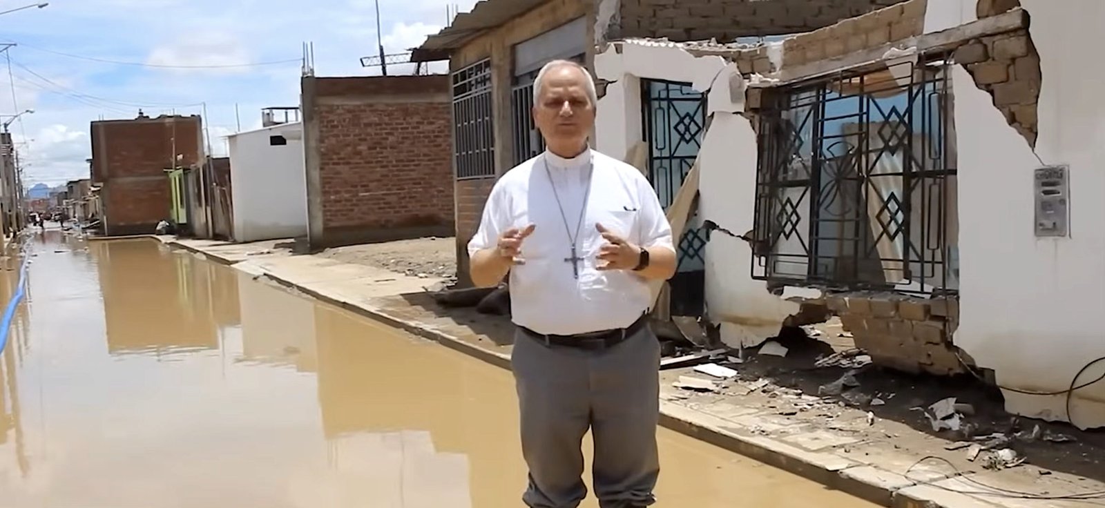 El obispo Prevost a menudo desafiaba el agua y el barro para repartir ayuda y suministros durante las inundaciones de 2017 en Perú causadas por El Niño. (Captura de pantalla vía YouTube)
