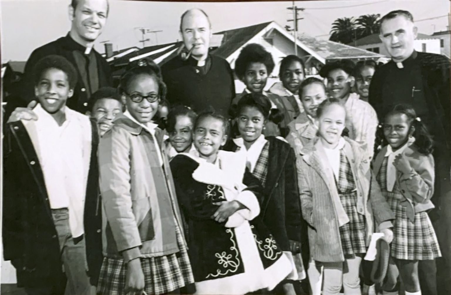 El primer pastorado del P. Joe fue la Parroquia de la Natividad, Los Angeles, con los Padres Seymour y Lenihan, 1973. (Foto enviada)