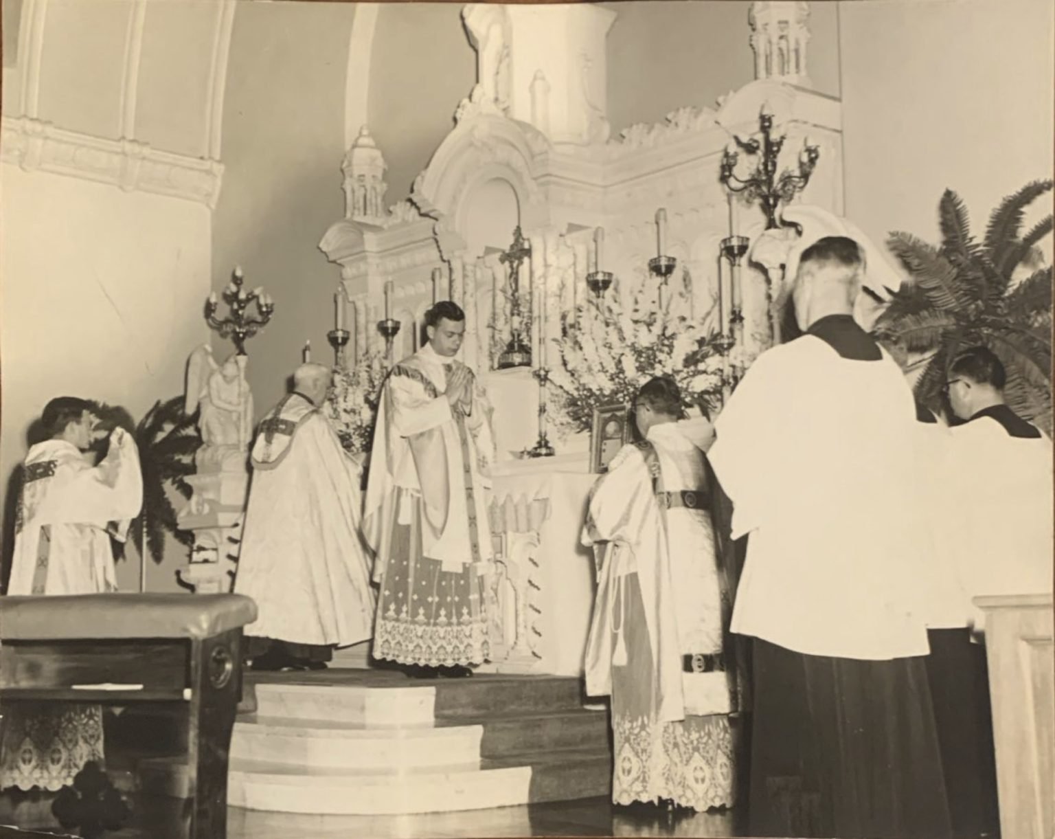 P. Sartoris Primera Misa de Acción de Gracias, Parroquia de la Sagrada Familia, Glendale, 1953. (Foto enviada)