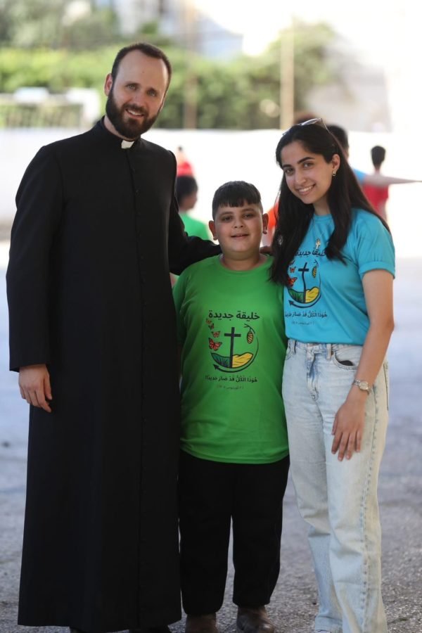 El padre Pérez con jóvenes feligreses en Nablus.(Foto enviada por el entrevistado)