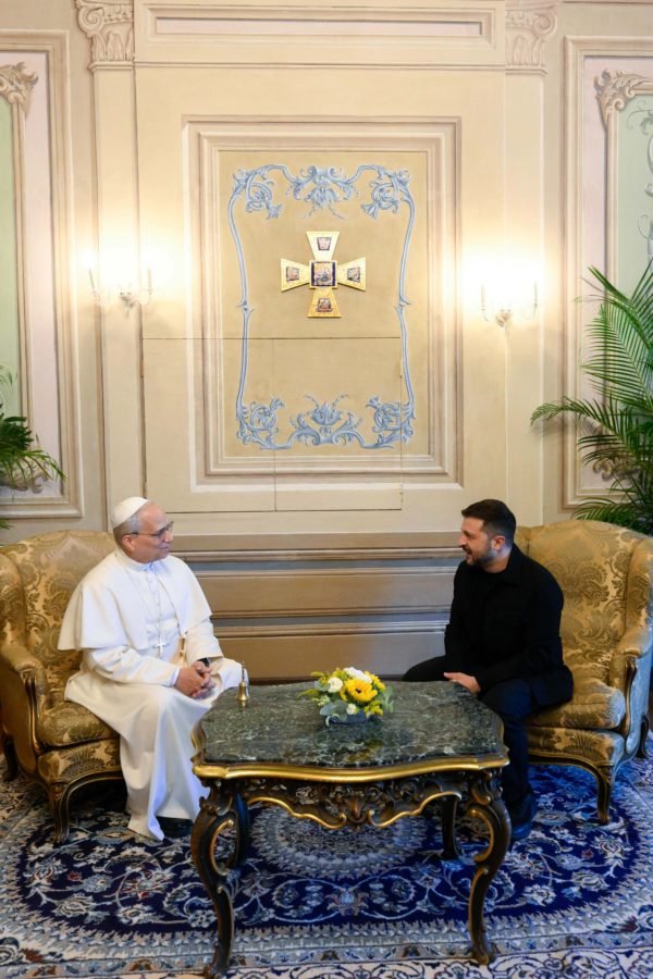 El Papa León XIV se reúne con el presidente ucraniano Volodímir Zelenski en la villa papal de Castel Gandolfo, Italia, el 9 de julio de 2025. (CNS/Media Vaticana)