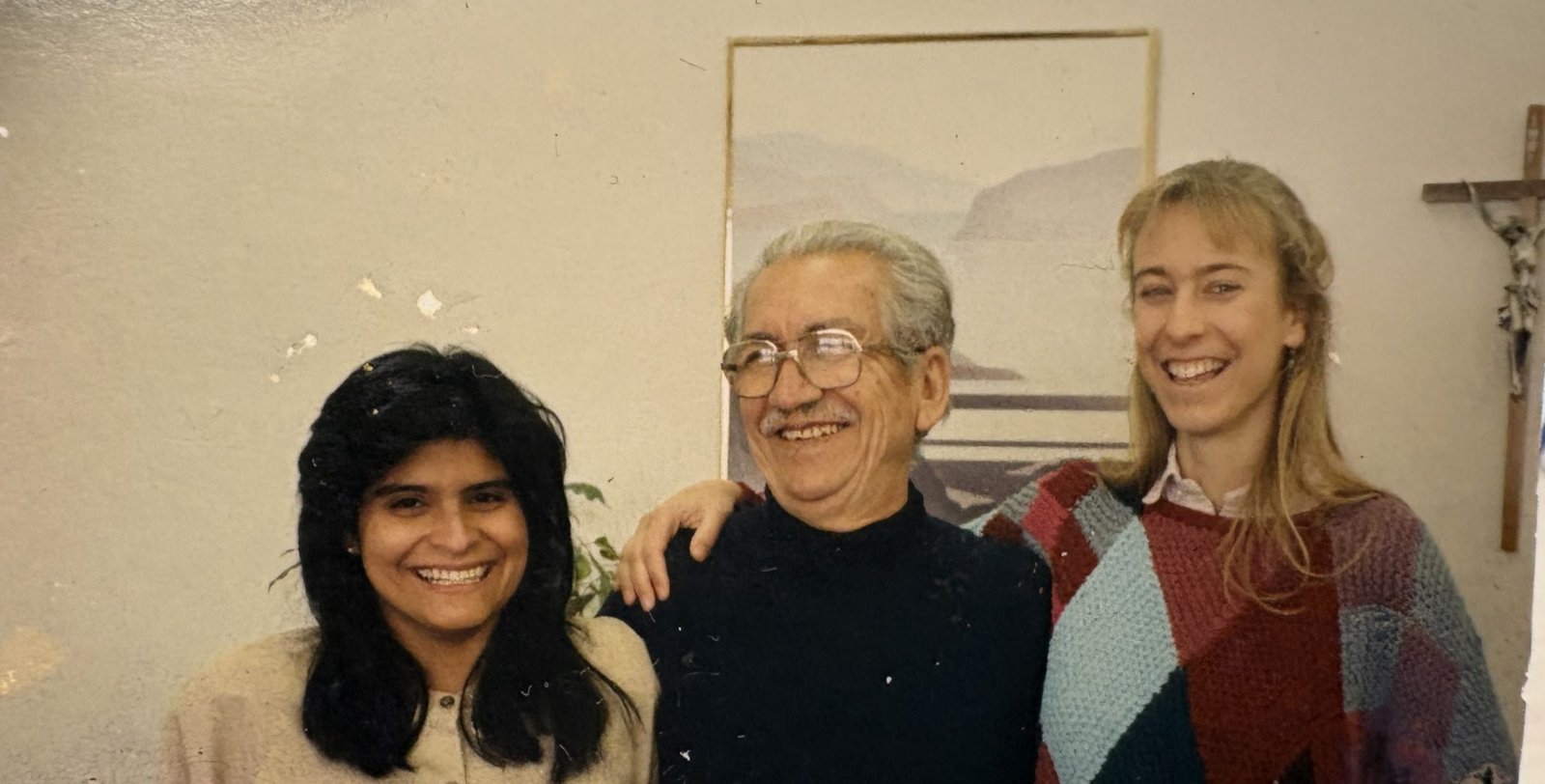 Erlandson (derecha) en 1987 con la antigua empleada Connie Dente y el voluntario Saul Serna. (Centro St. Margaret)