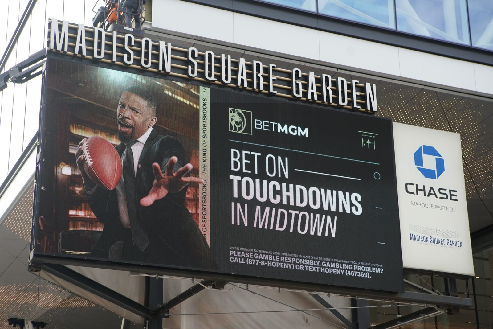 Un cartel fuera del Madison Square Garden en Nueva York anuncia apuestas deportivas con Jamie Foxx en 2023. (Shutterstock)