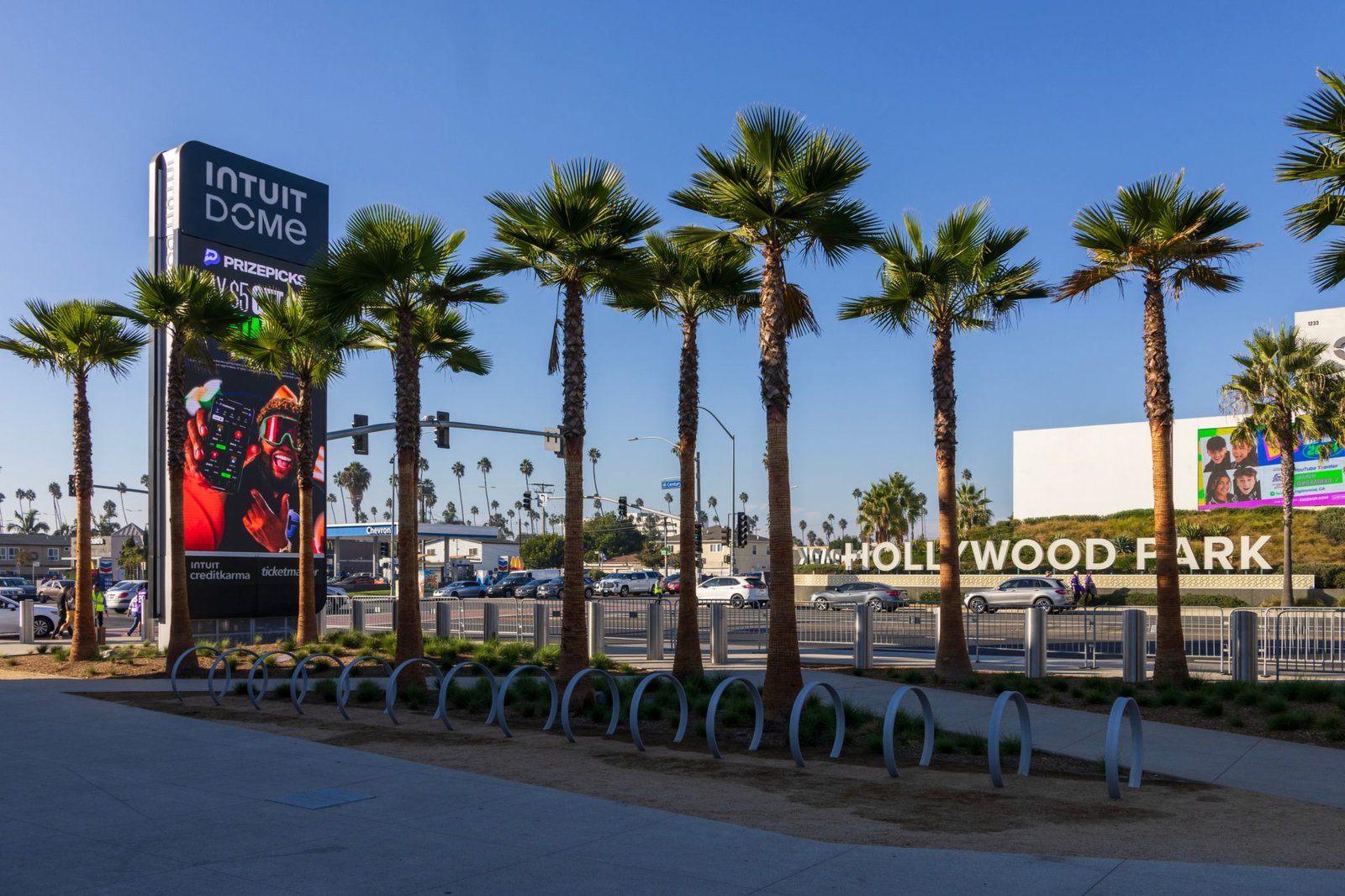 Vista desde la entrada del nuevo Intuit Dome en Inglewood, hogar de los Clippers y sede de conciertos. (Shutterstock)