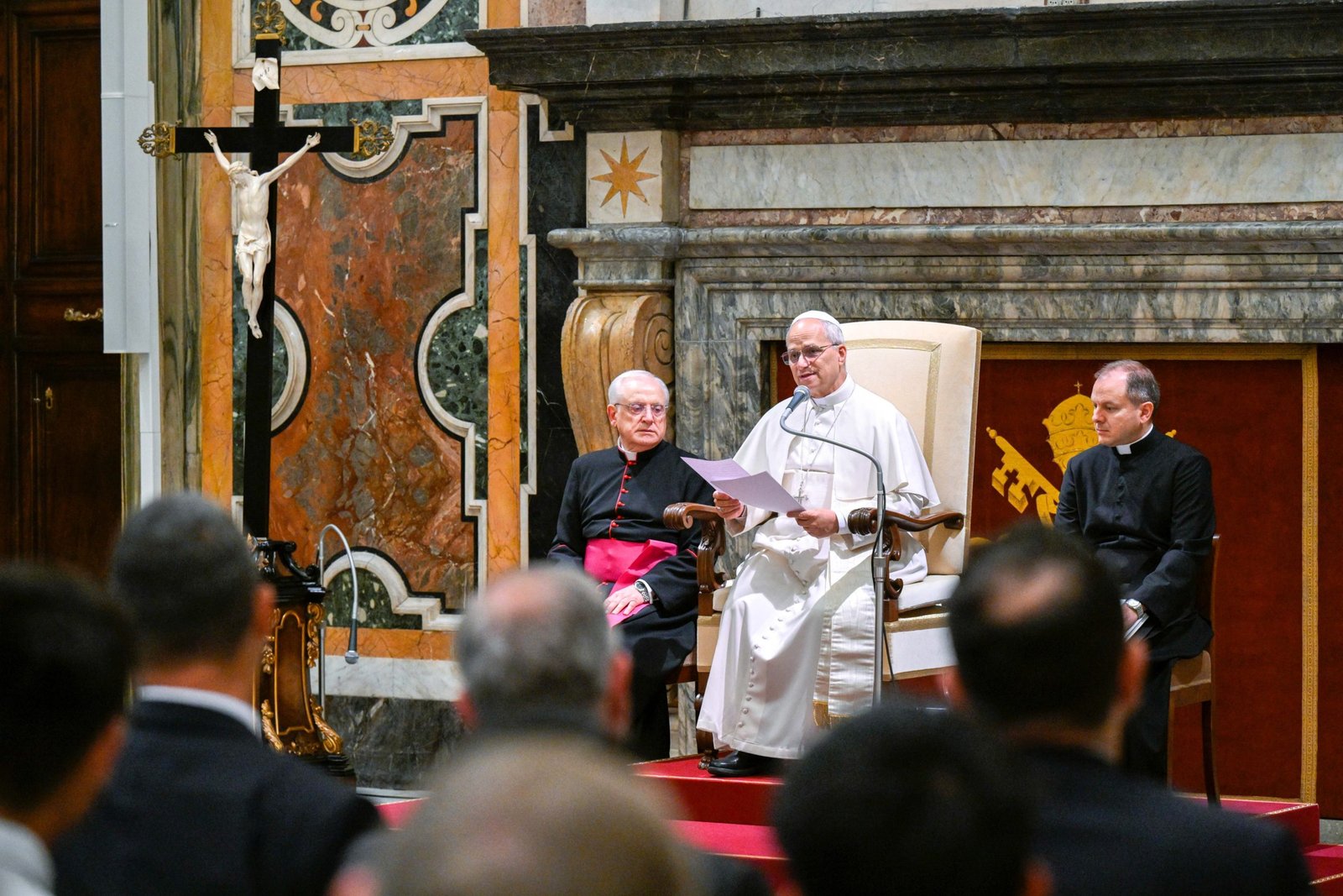 El Papa León XIV habla a miembros de la Red Internacional de Legisladores Católicos durante la peregrinación jubilar en el Aula Clementina del Palacio Apostólico Vaticano, el 23 de agosto de 2025. (CNS/Vatican Media)