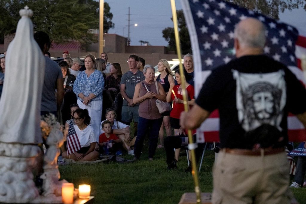 Católicos de todo Phoenix se reúnen junto a una estatua de la Virgen María en Scottsdale, Arizona, el 10 de septiembre de 2025, para orar por Charlie Kirk, asesinado ese día durante un evento de Turning Point USA. (Foto: OSV News/Caitlin O'Hara, Reuters)