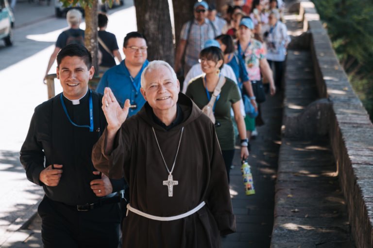 El obispo auxiliar Matt Elshoff, OFM, Cap., camina con los peregrinos de Los Ángeles hacia la iglesia de Santa María la Mayor de Asís el 5 de septiembre de 2025. A la izquierda se encuentra el padre Miguel Ángel Ruiz. (Isabel Cacho/Arquidiócesis de Los Ángeles)