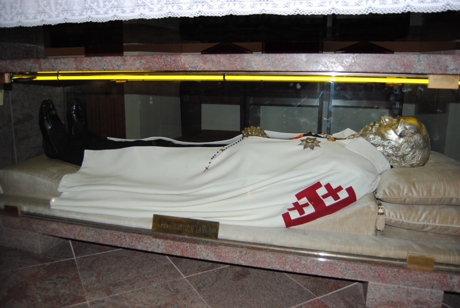 Los restos del beato Bartolo Longo, dentro del Santuario de la Virgen del Rosario de Pompeya, en Italia. (Wikimedia Commons)