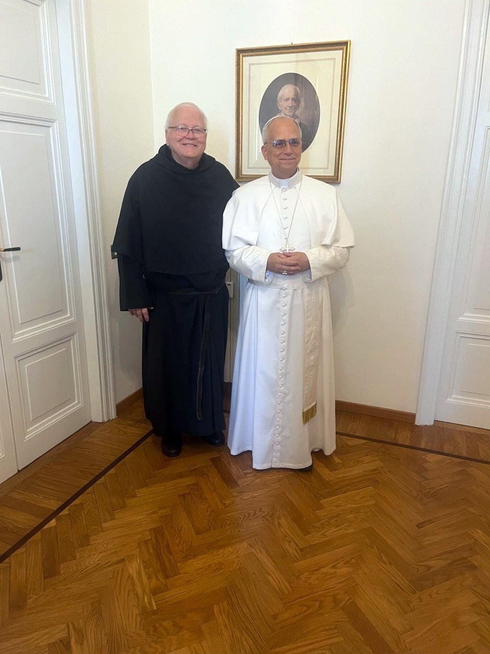 El padre Gary Sanders, OSA, ex párroco de Our Mother of Good Counsel en Los Feliz, posa con su amigo de toda la vida, el Papa León XIV, durante una audiencia privada con el pontífice en junio. (Padre Gary Sanders, OSA)