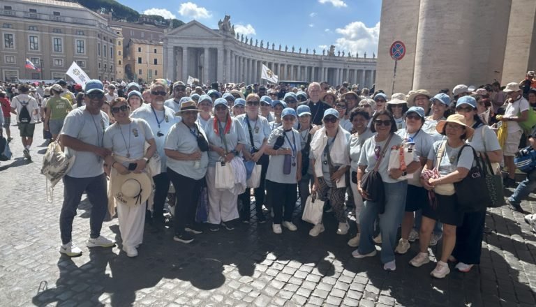 Después de concelebrar la Misa de canonización con el Papa León, el obispo auxiliar Matt Elshoff saludó a los peregrinos de Los Ángeles junto a la columnata de Bernini en la Plaza de San Pedro. (Pablo Kay)