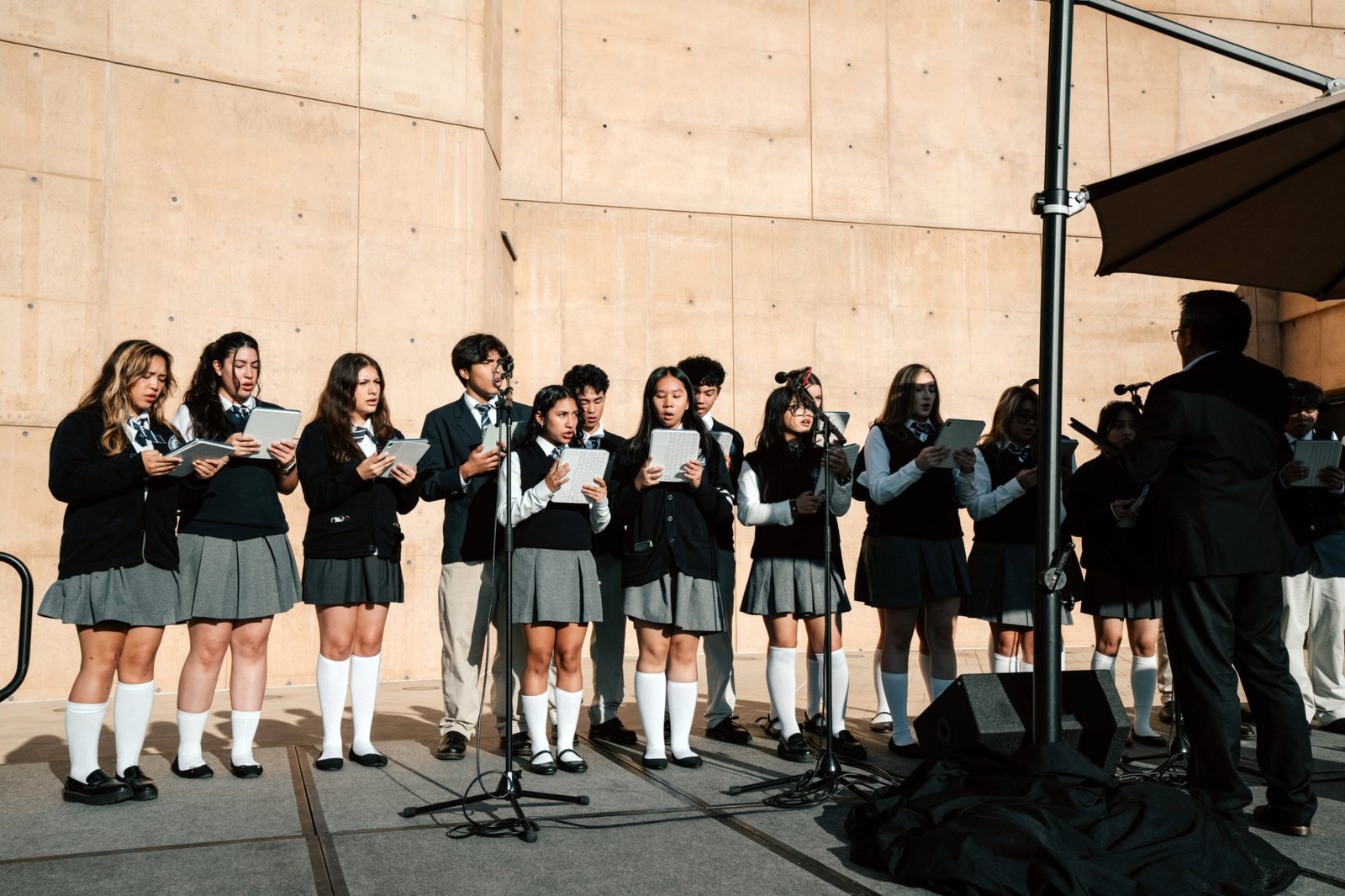 Miembros del coro de la preparatoria St. Genevieve en Panorama City cantan durante el Desayuno Católico de Oración en LA el 16 de septiembre. (Peter Lobato)